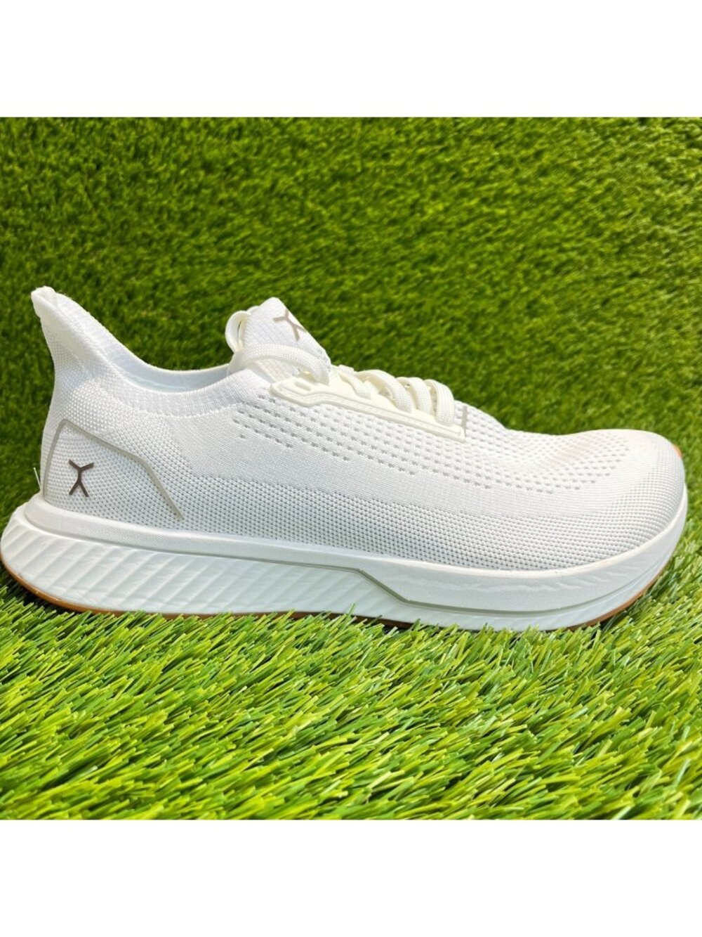 Flux Adapt Runner White Gum Mens Size 9.5 Womens Size 11 Athletic Knit Shoes